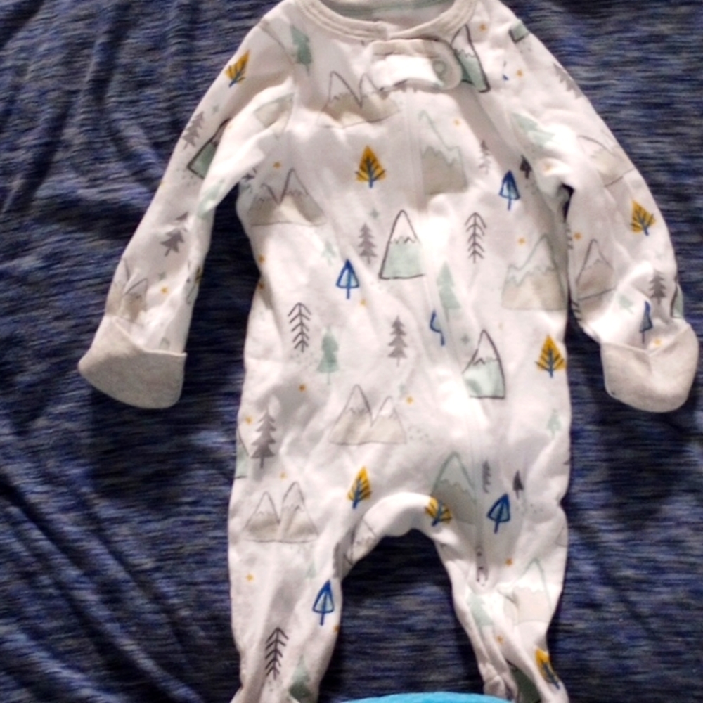 Mountain newborn footsie